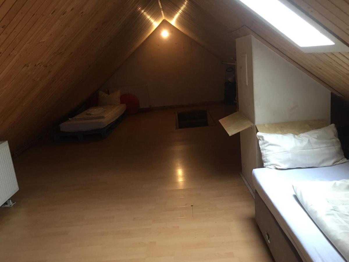 Zimmer Im Dachgeschoss Кайзерслаутерн Экстерьер фото